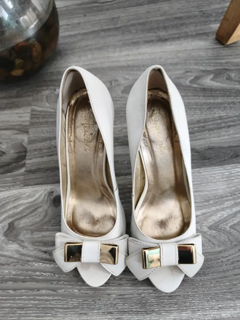 Zapatos de tacón blancos con lazo dorado - 5