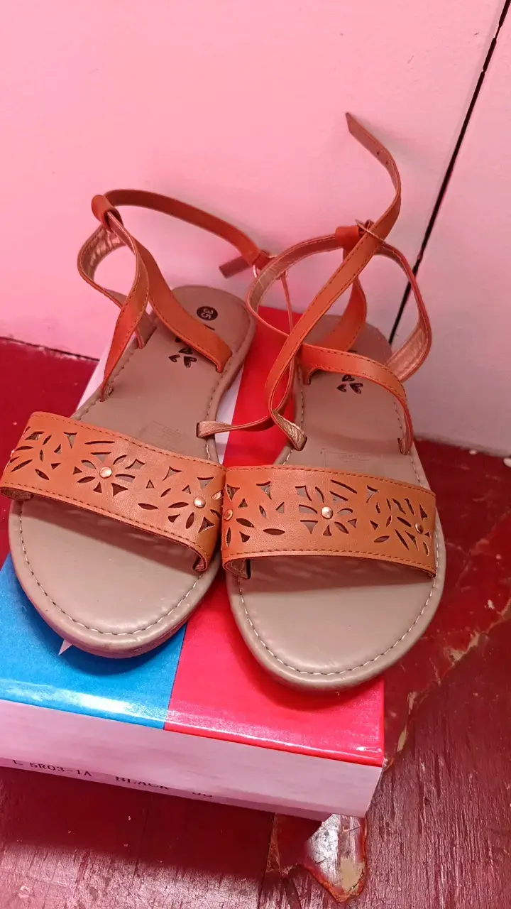 Sandalias de cuero marrón con diseño calado - 1