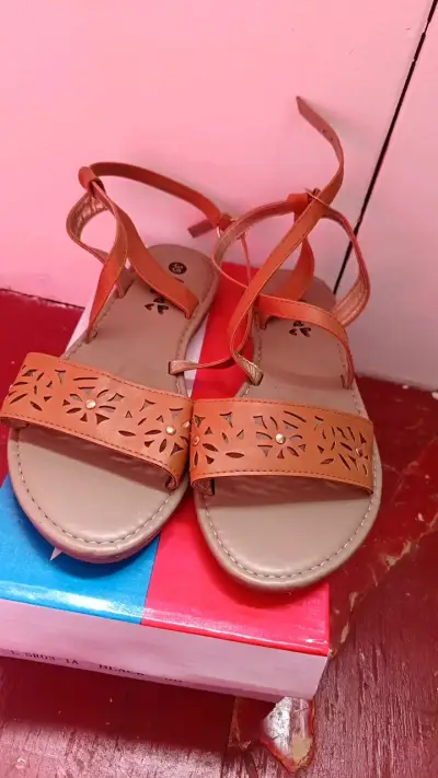 Sandalias de cuero marrón con diseño calado - miniatura 1