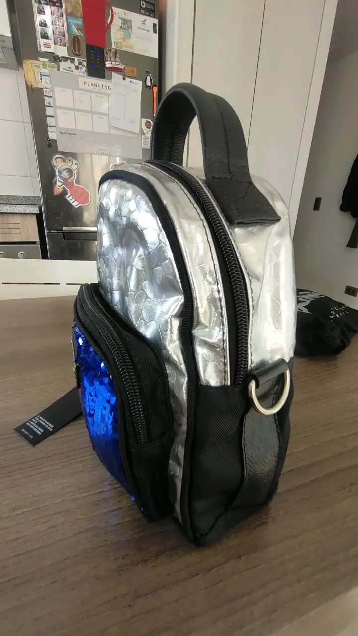 Mochila pequeña plateada con lentejuelas azules - 2