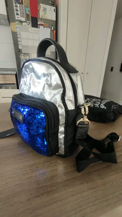 Mochila pequeña plateada con lentejuelas azules - miniatura 4