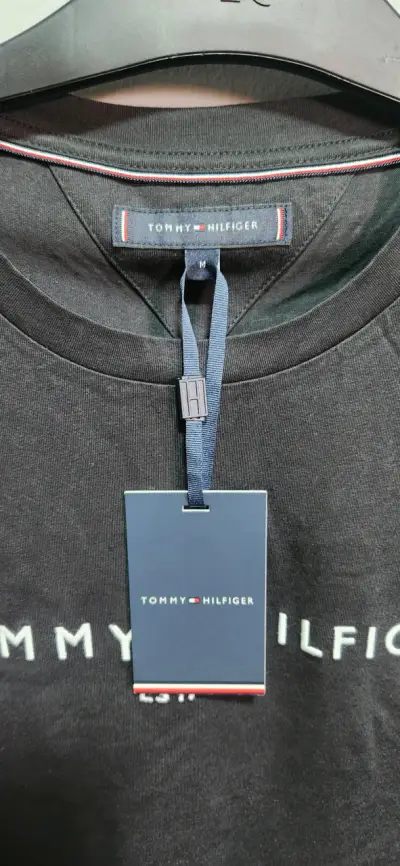 Polera Negra Tommy Hilfiger para Hombre - miniatura 2