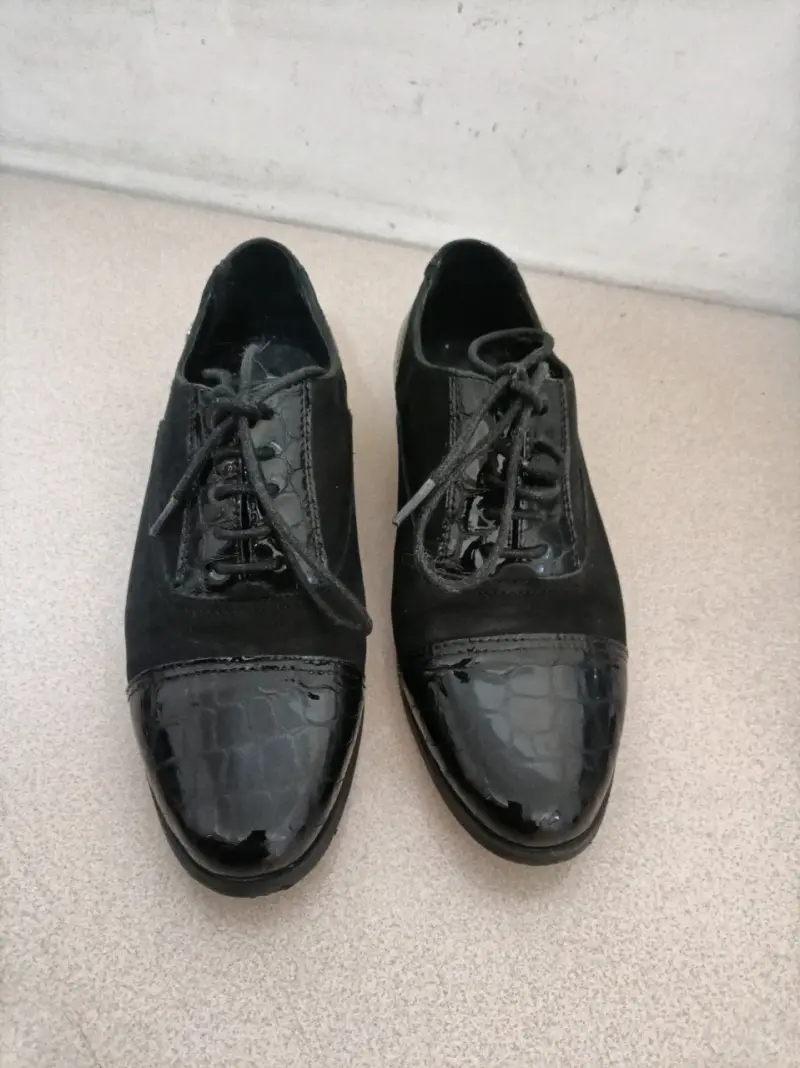Zapatos de vestir negros con detalles en charol - 1