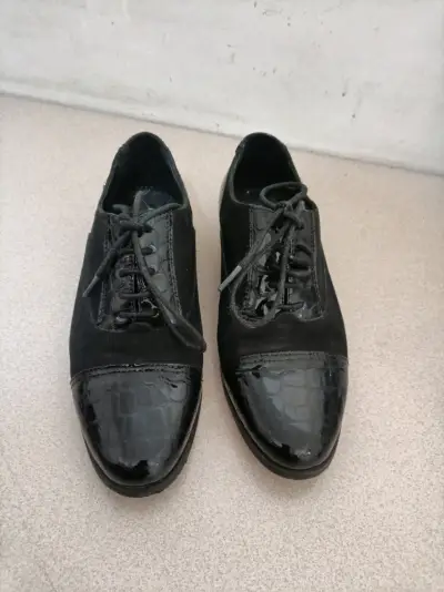 Zapatos de vestir negros con detalles en charol - miniatura 1