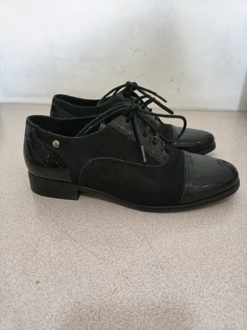 Zapatos de vestir negros con detalles en charol - 2