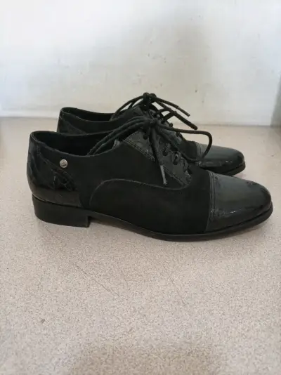 Zapatos de vestir negros con detalles en charol - miniatura 2