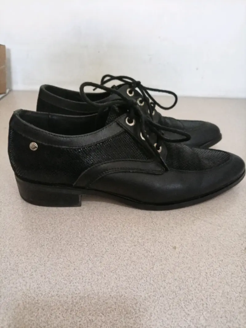 Zapatos de vestir negros con detalles en charol - 3