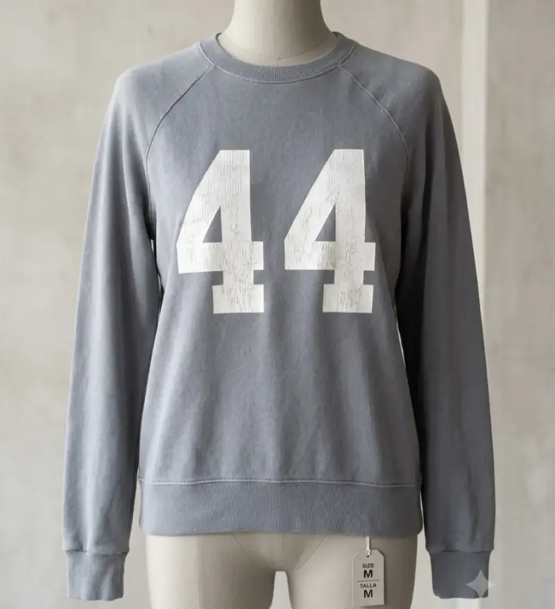 Polerón gris con número 44 estampado