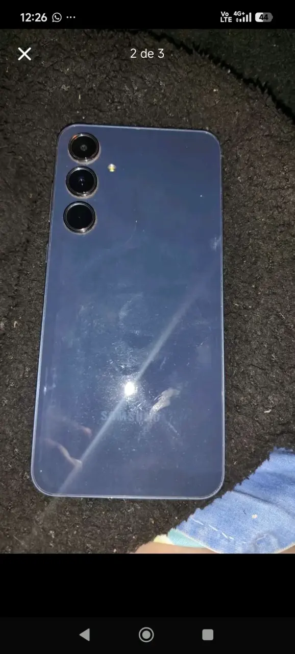 Smartphone Samsung Galaxy A55 5g con fundas - 2