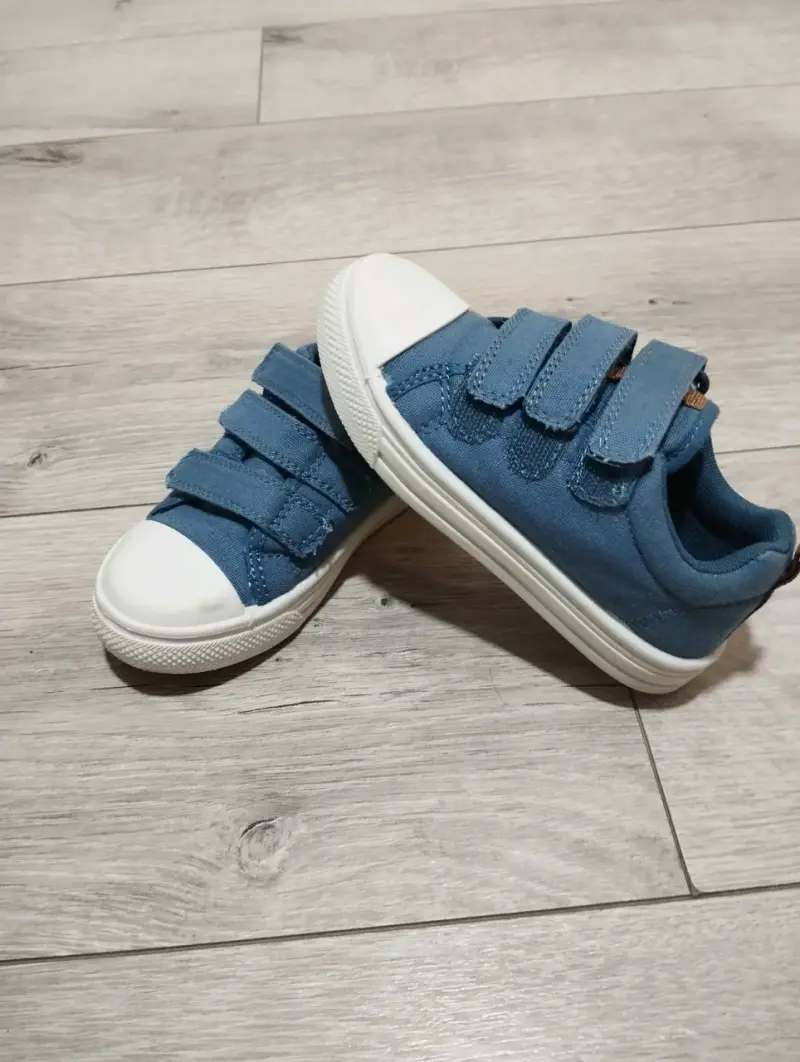 Zapatillas de lona azul para niños con velcro