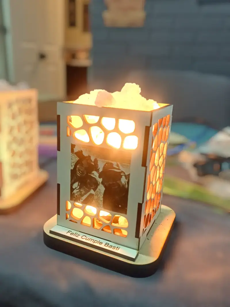 Lámpara decorativa con luz cálida y diseño personalizado - 1