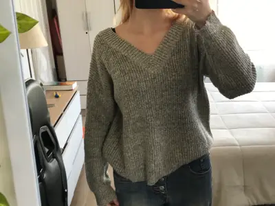 Suéter de lana gris con beige con cuello en V - miniatura 1