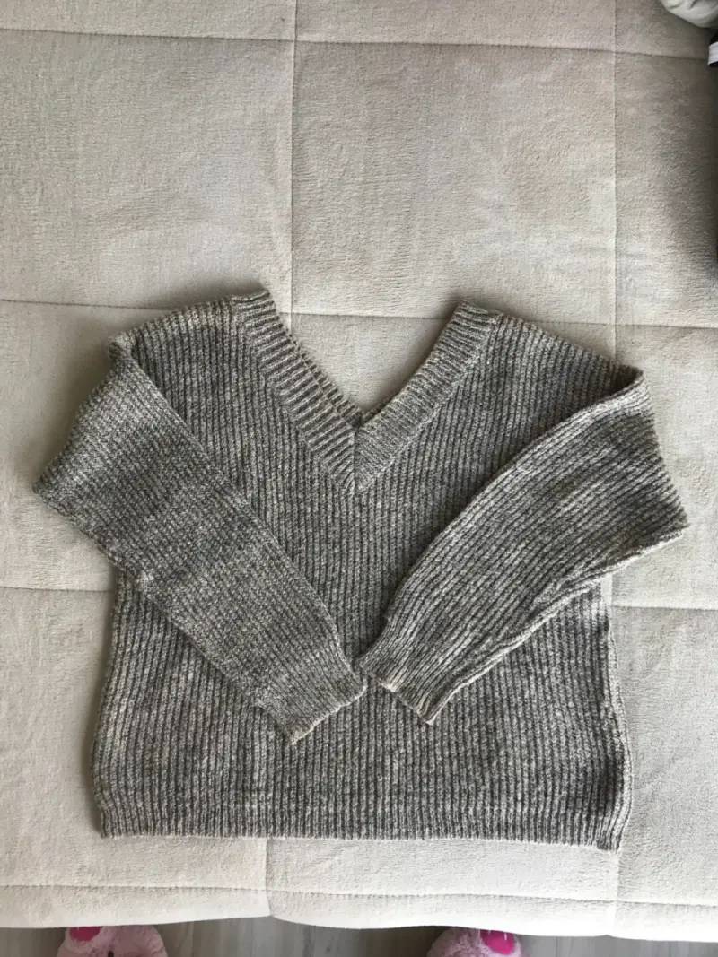 Suéter de lana gris con beige con cuello en V - 2