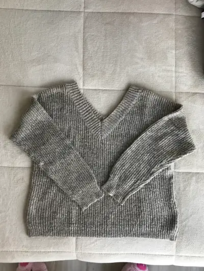 Suéter de lana gris con beige con cuello en V - miniatura 2