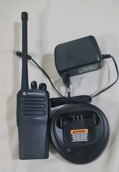 Radio portátil Motorola DEP450 VHF con cargador - miniatura 1