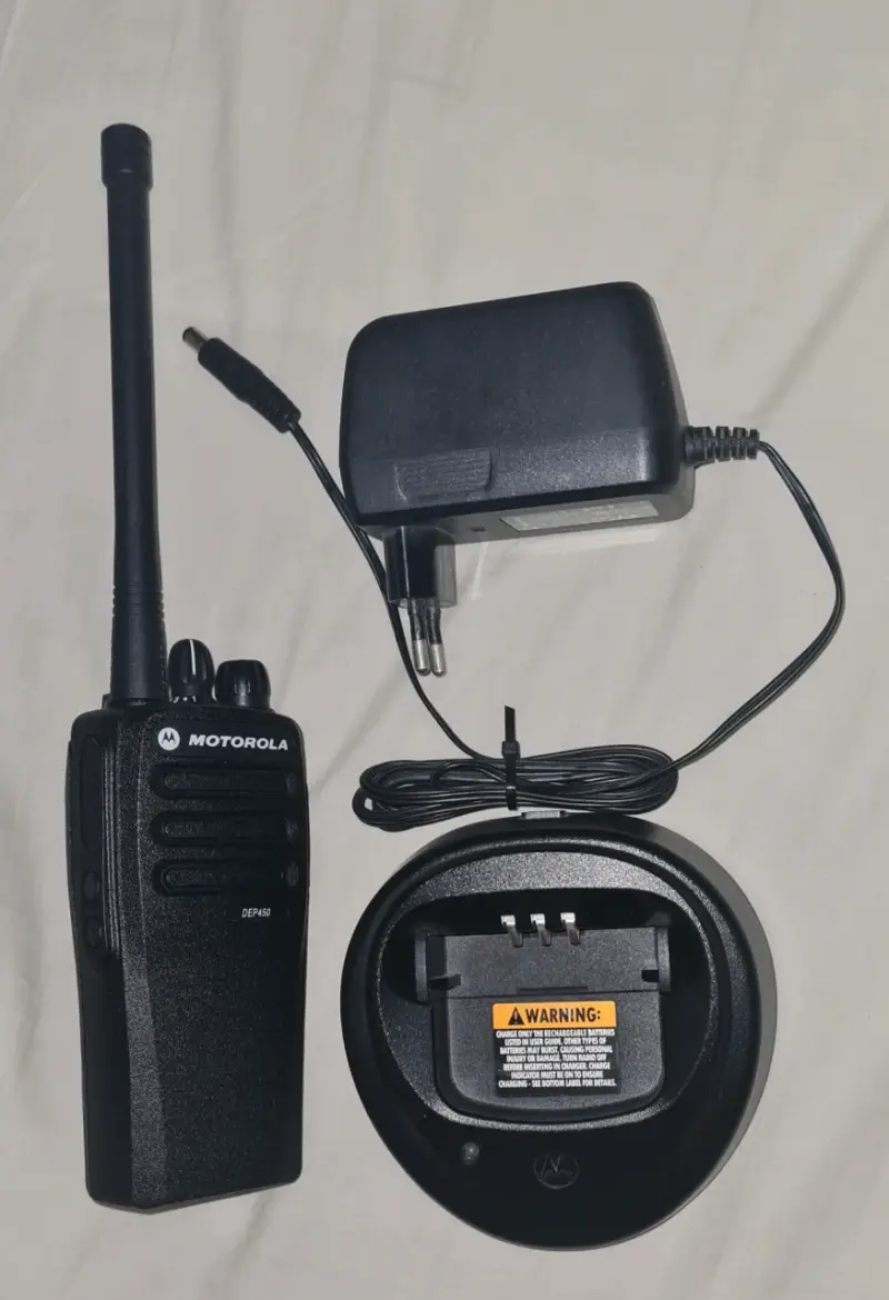 Radio portátil Motorola DEP450 VHF con cargador - 2