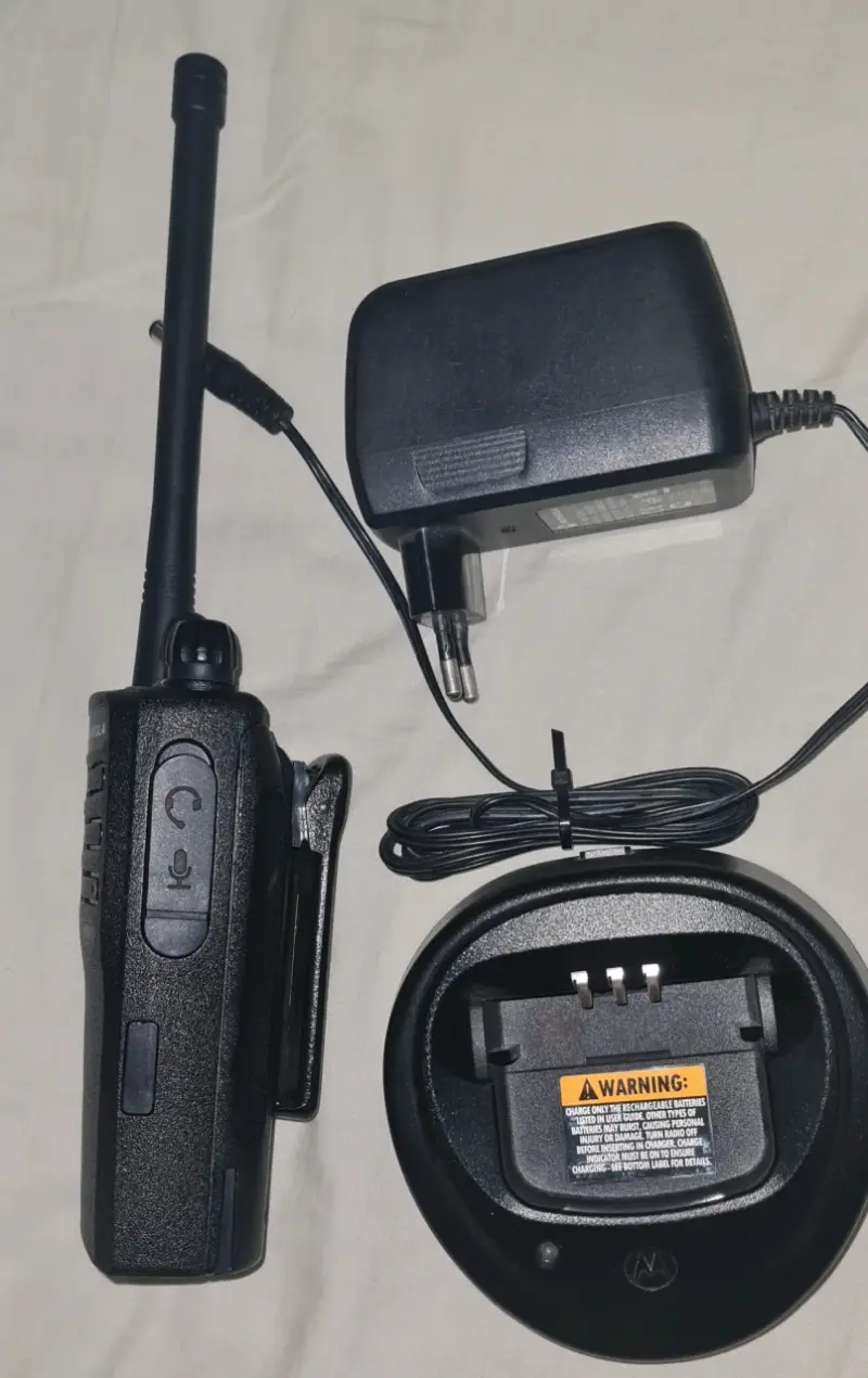 Radio portátil Motorola DEP450 VHF con cargador - 3