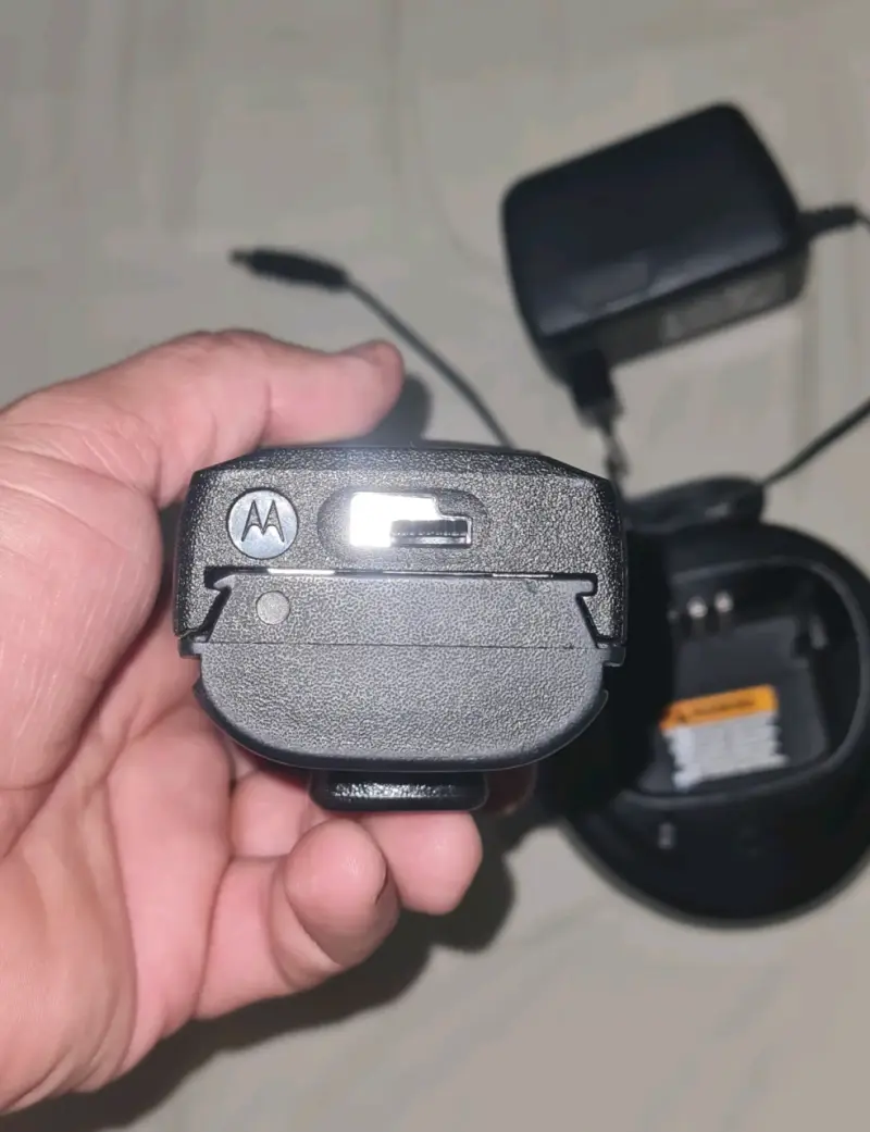 Radio portátil Motorola DEP450 VHF con cargador - 6