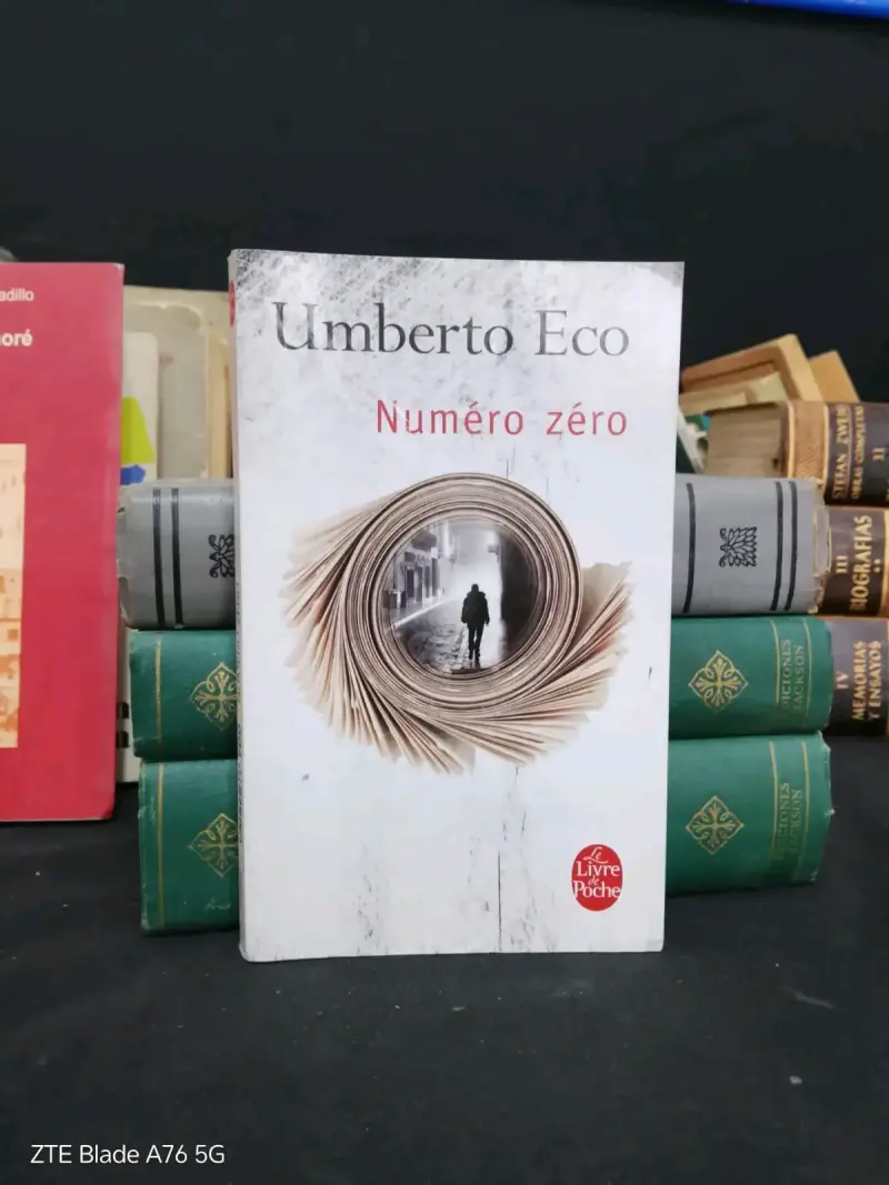 Libro 'Número Cero' de Umberto Eco en edición de