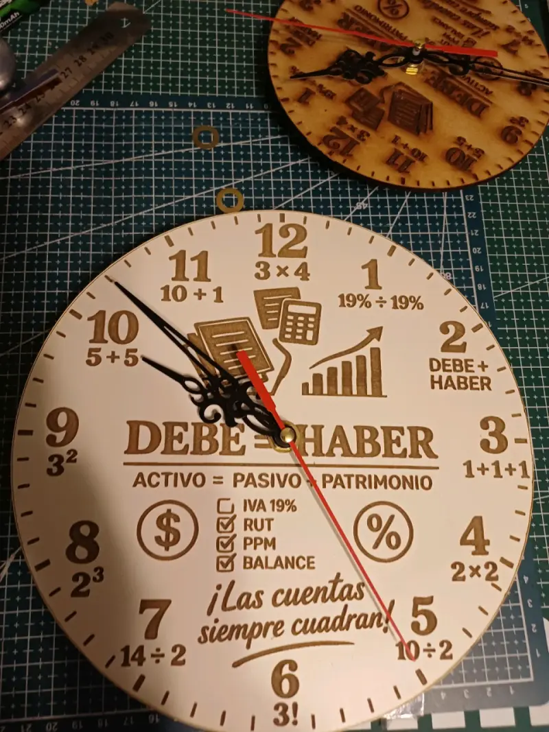 Reloj de Pared Decorativo Debe Haber