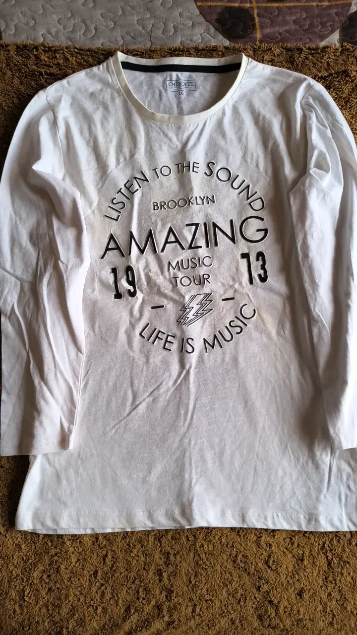 Polera blanca Cherokee con diseño musical - 1