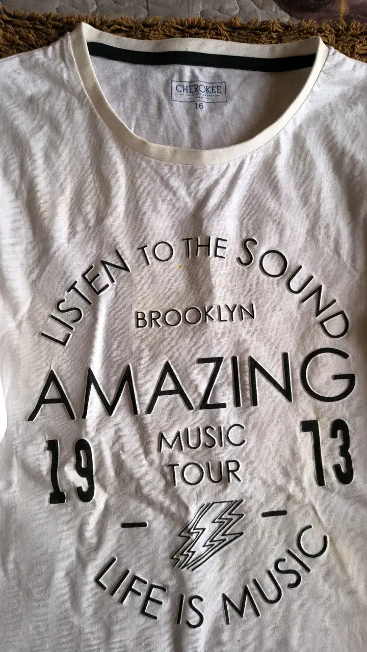 Polera blanca Cherokee con diseño musical - 2