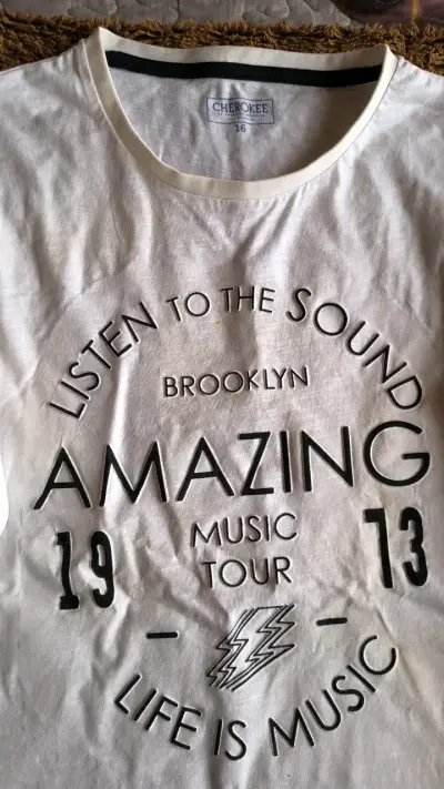 Polera blanca Cherokee con diseño musical - miniatura 2