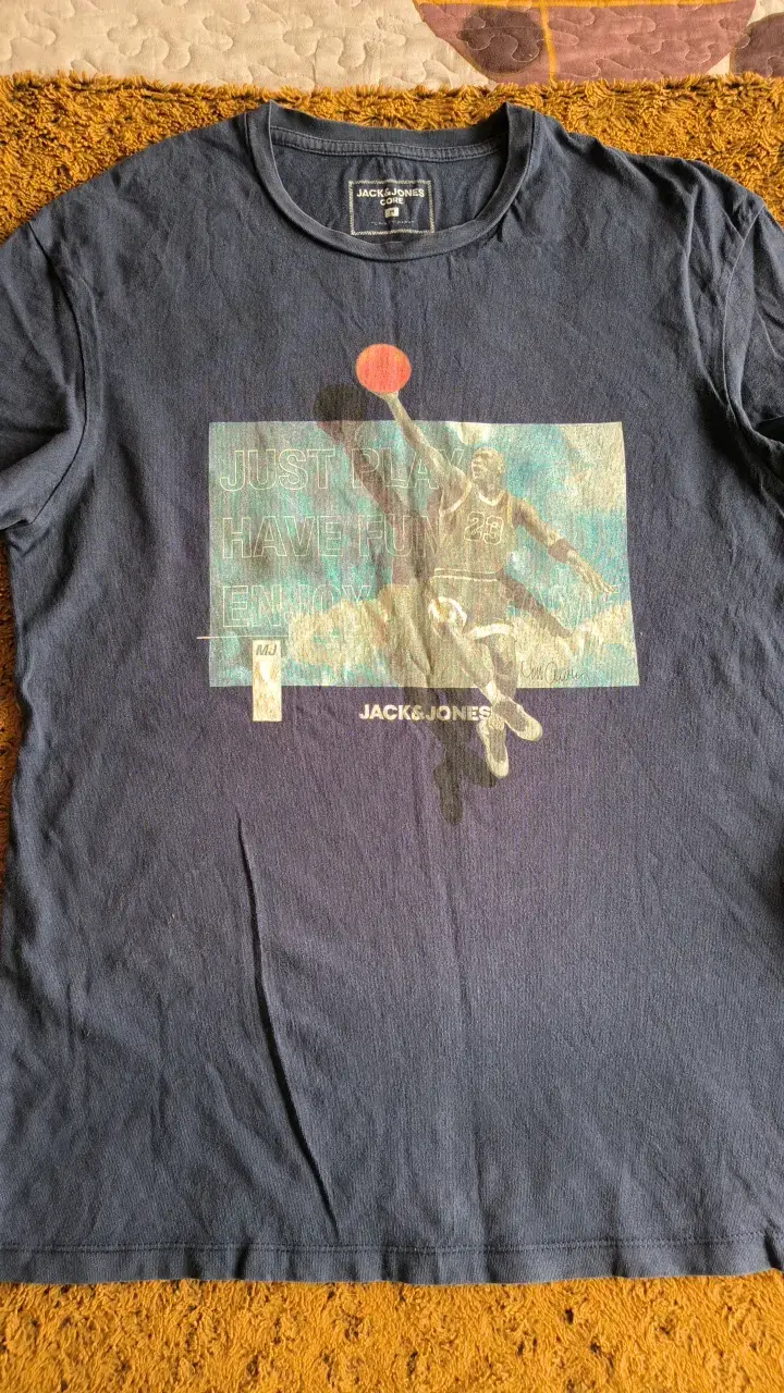 Polera Jack & Jones azul con diseño de baloncesto - 1