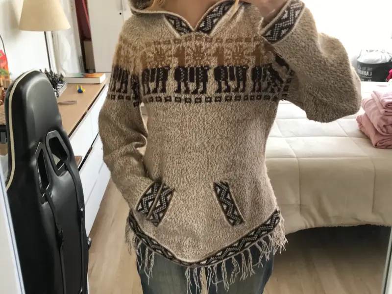 Poncho de lana con capucha y diseño étnico - 1
