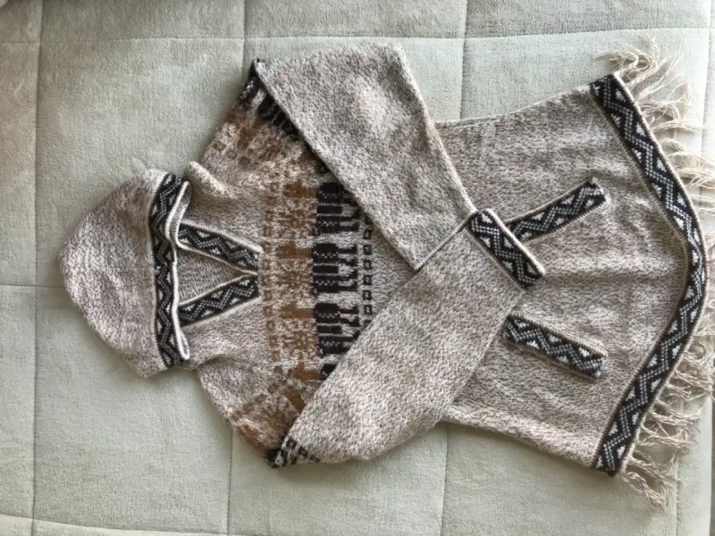 Poncho de lana con capucha y diseño étnico - 2