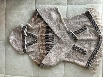 Poncho de lana con capucha y diseño étnico - miniatura 2