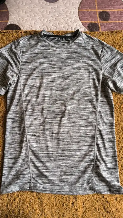 Polera deportiva gris para hombre - miniatura 1