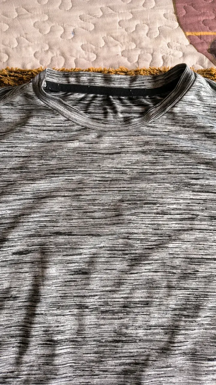 Polera deportiva gris para hombre - 2