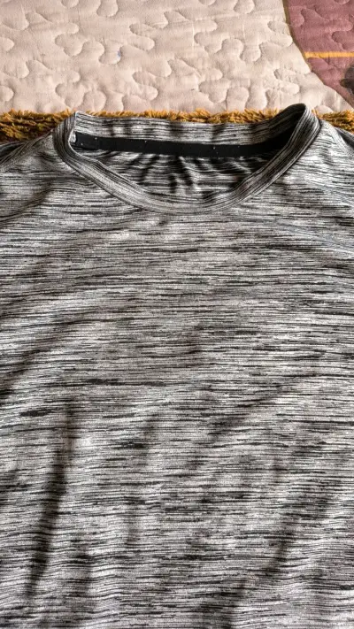 Polera deportiva gris para hombre - miniatura 2