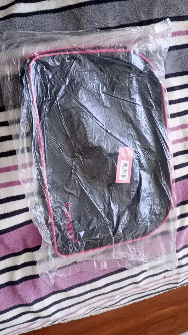 Bolsa deportiva impermeable negra con detalles rosados - 3