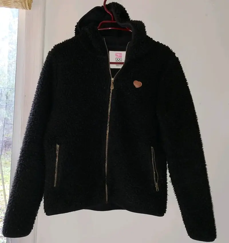Chaqueta de lana negra con capucha