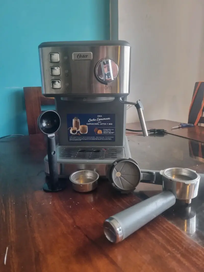 Cafetera Espresso Oster con Vaporizador - 2