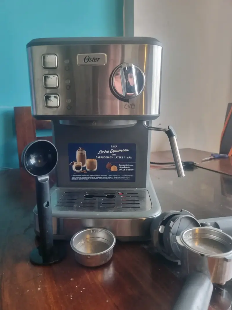 Cafetera Espresso Oster con Vaporizador - 3