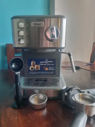 Cafetera Espresso Oster con Vaporizador - miniatura 3