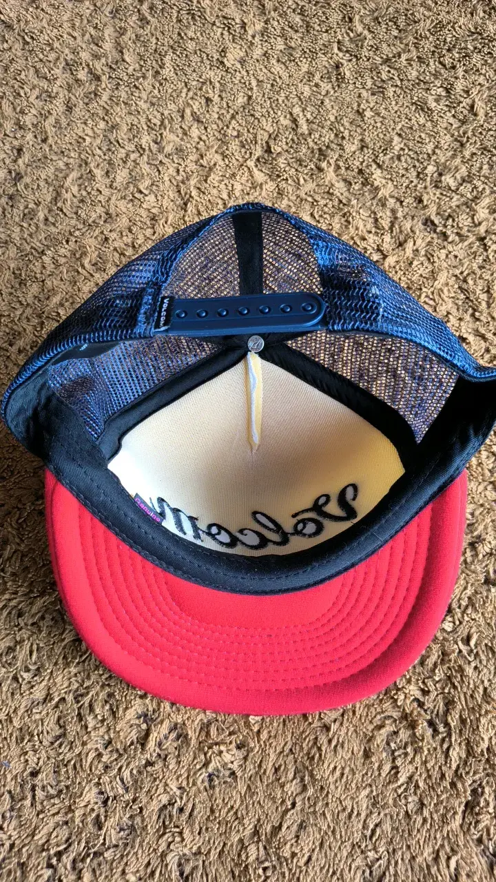 Gorra Volcom Trucker Roja, azul y Blanca - 2