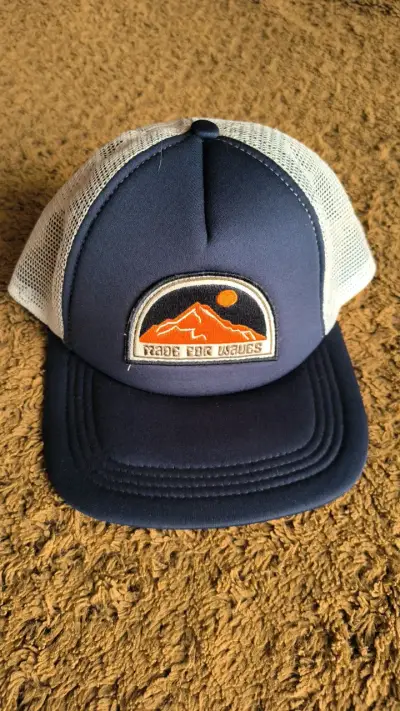 Gorra trucker azul con malla blanca - miniatura 1