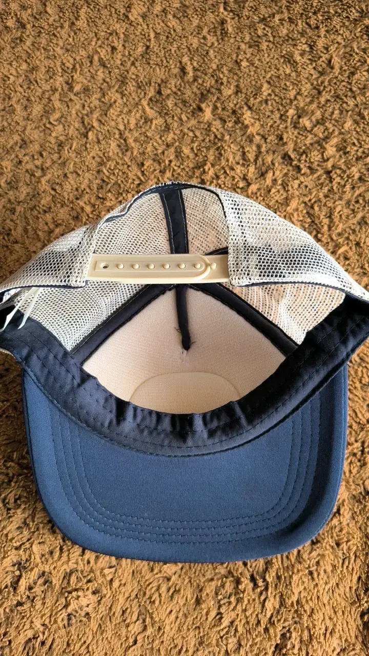 Gorra trucker azul con malla blanca - 2