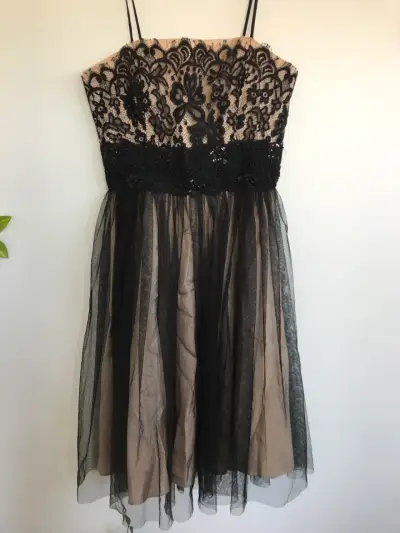 Vestido de encaje negro y beige elegante - miniatura 1