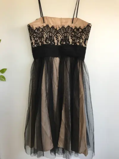 Vestido de encaje negro y beige elegante - miniatura 2