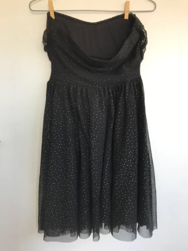Vestido strapless negro con puntos blancos - 2