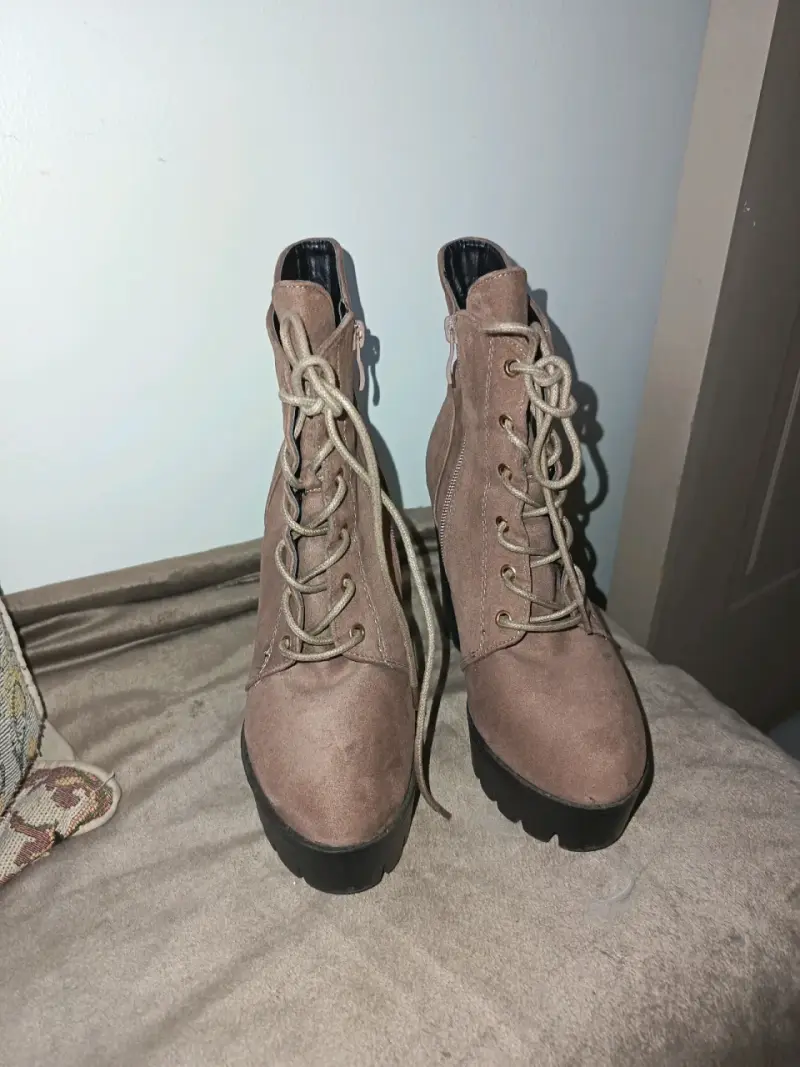 Botines de tacón alto color beige con cordones - 1
