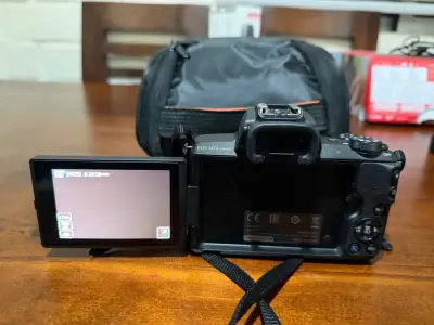 Cámara Canon EOS M50 Mark II con lente y accesorios - miniatura 4