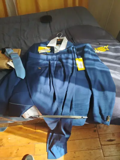 Traje azul para hombre con corbata - miniatura 1