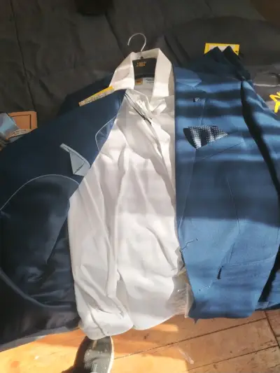 Traje azul para hombre con corbata - miniatura 2