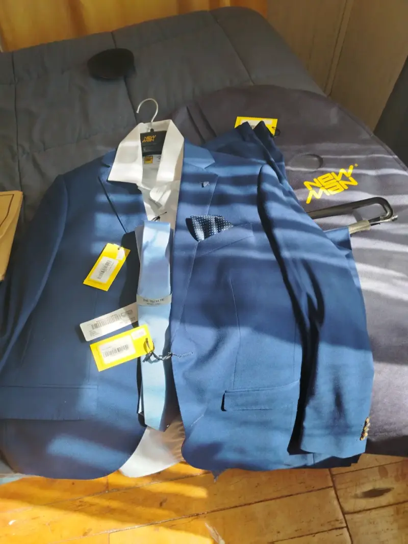 Traje azul para hombre con corbata - 4